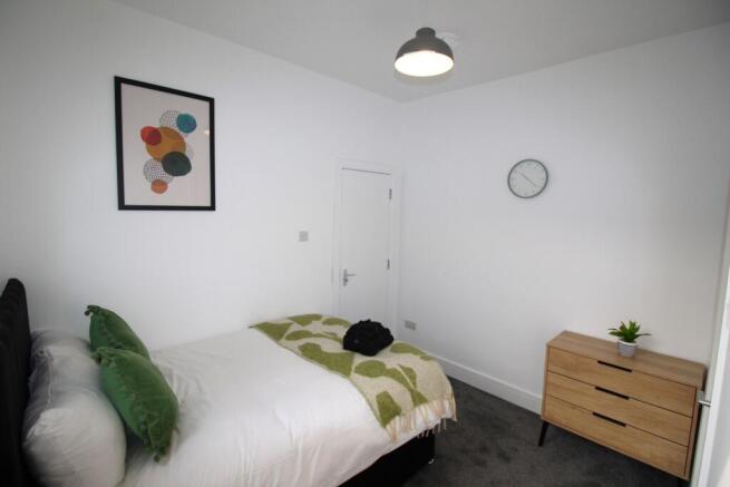 Room (b)
