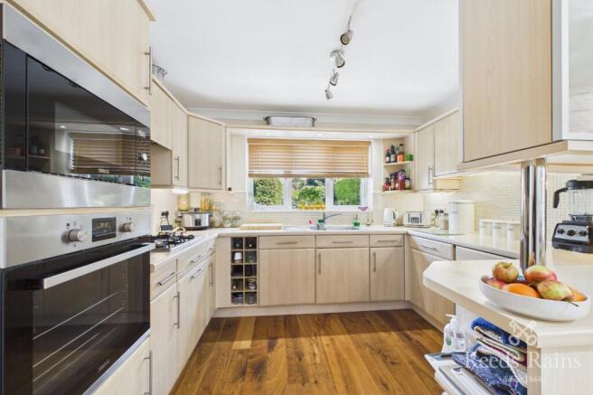 5 bed Detached for sale Image 7