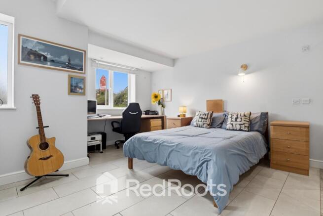 5 bed Detached for sale Image 8