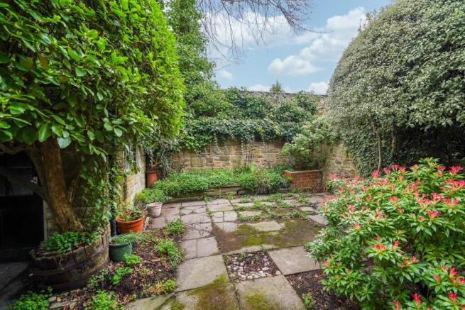 5 bed Detached for sale Image 4