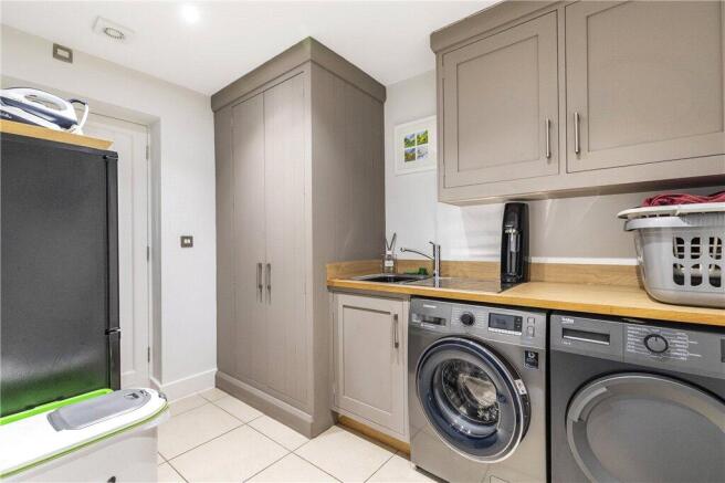 5 bed Detached for sale Image 12