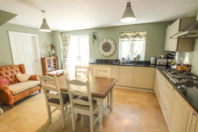 4 bed Detached for sale Image 5
