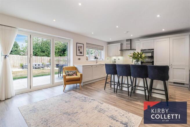 KITCHEN/FAMILY ROOM