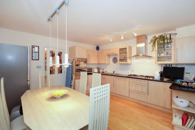 4 bed Town House for sale Image 5