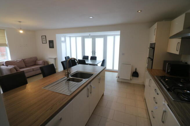 5 bed Detached to rent Image 4