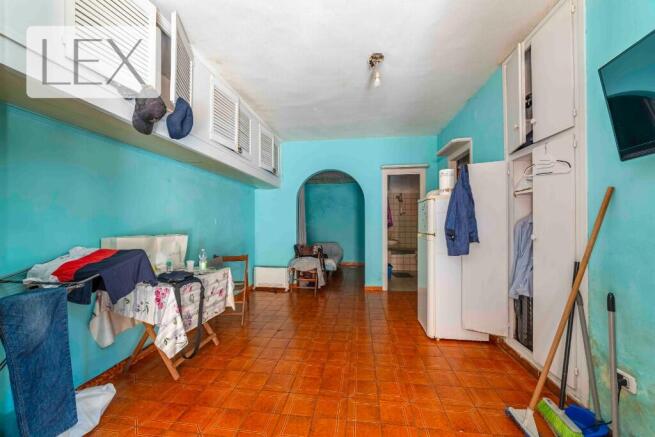 Living/sleeping area