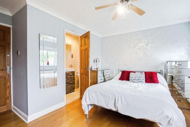 4 bed Detached for sale Image 12