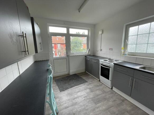3 bed Apartment to rent Image 5