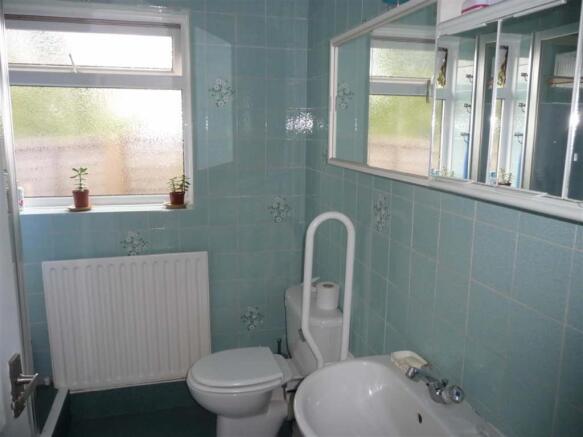 SHOWER ROOM & WC