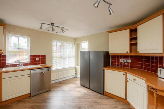 4 bed Detached for sale Image 5