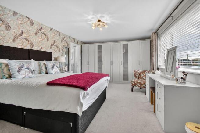 5 bed Detached for sale Image 8
