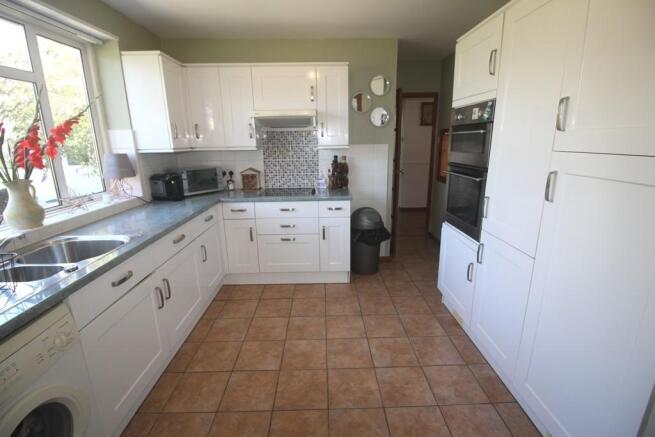 FITTED KITCHEN