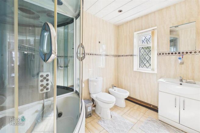 5 bed Detached for sale Image 8