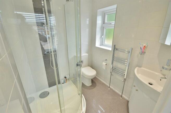 EN-SUITE SHOWER ROOM