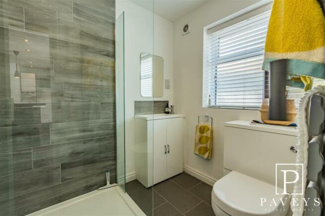 GROUND FLOOR CLOAKROOM/SHOWER ROOM