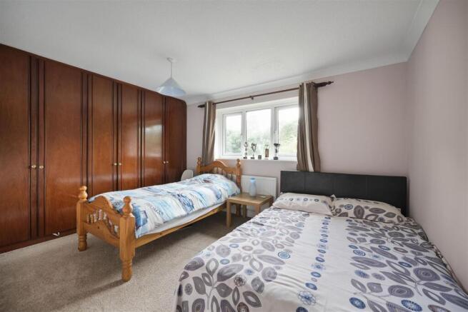 5 bed Detached for sale Image 11