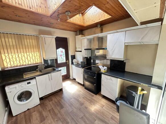 4 bed House to rent Image 7