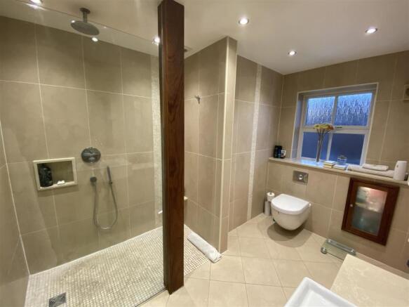30 St Lawrence Park En-suite.jpg