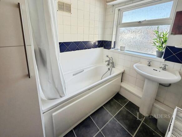 3 bed Semi-Detached to rent Image 12