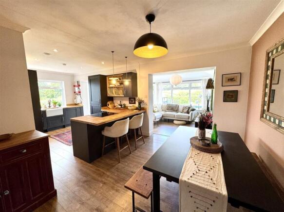 KITCHEN/BREAKFAST/DINING ROOM