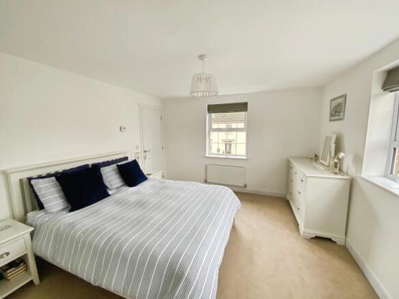 5 bed Detached for sale Image 7