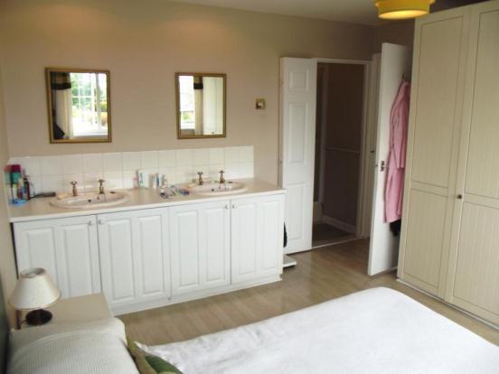 Master Bedroom (2)