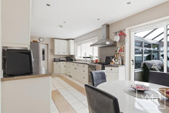 4 bed House for sale Image 11