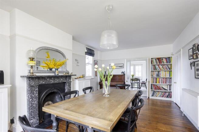5 bed Detached for sale Image 7
