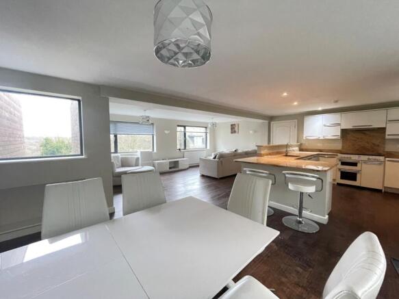 2 bed Flat to rent Image 12