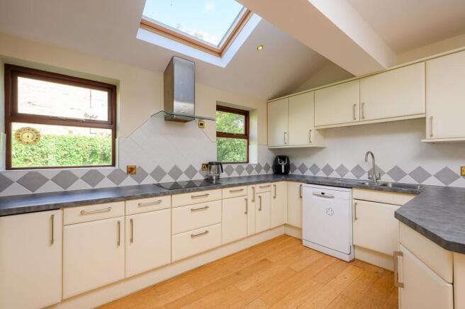 5 bed Detached for sale Image 7