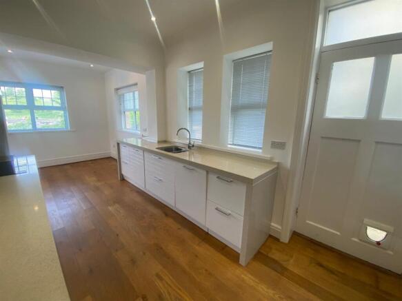 4 bed Detached to rent Image 4