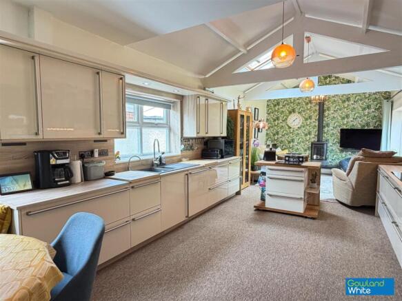 4 bed Detached for sale Image 10