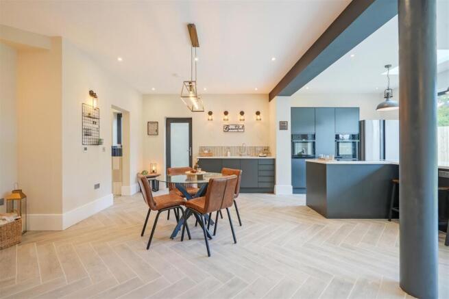 4 bed Detached for sale Image 12