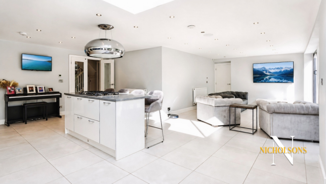 5 bed Detached for sale Image 8