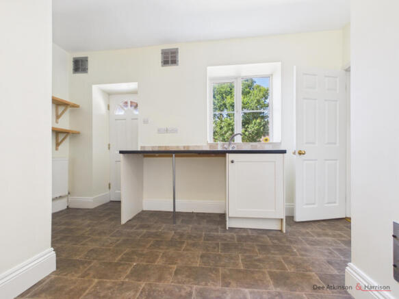 4 bed House to rent Image 6