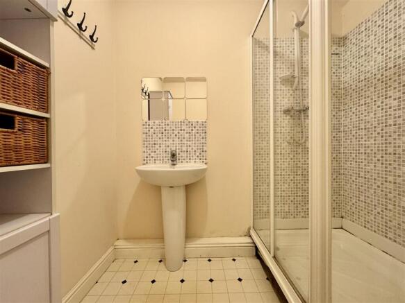 5 bed Detached for sale Image 8