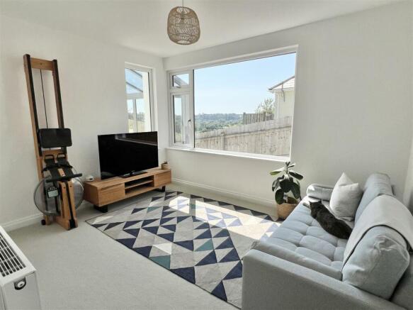 SNUG/BEDROOM FIVE