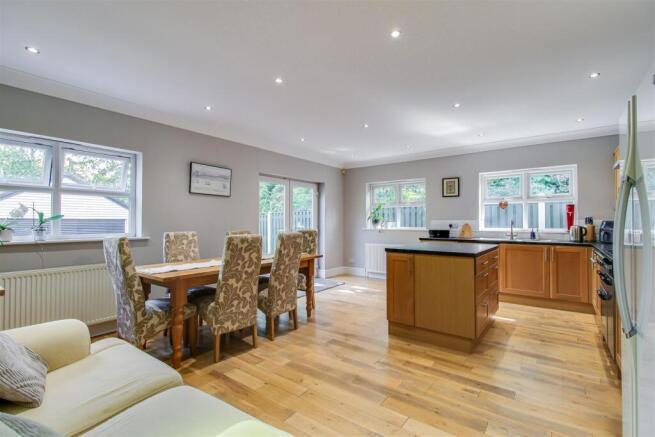 4 bed Detached for sale Image 5