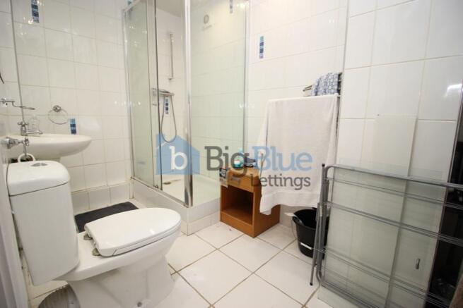 3 bed House Share to rent Image 8