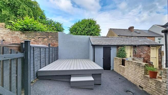 3 bed Terraced to rent Image 7