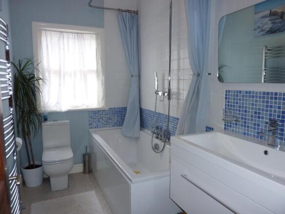 FAMILY BATHROOM
