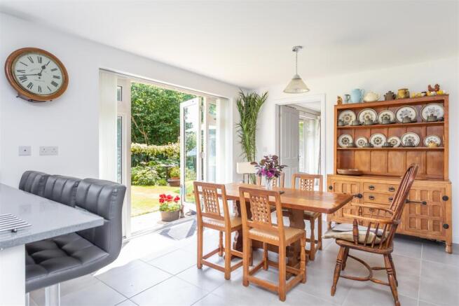 5 bed Detached for sale Image 11