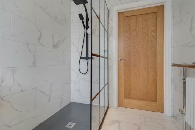 Shower Room Pic 2.jpg