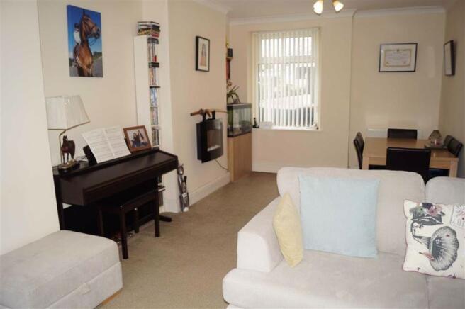 LOUNGE/DINING ROOM