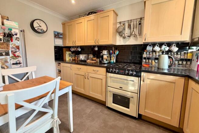 Albert Road, BAGSHOT, GU19 photo 4
