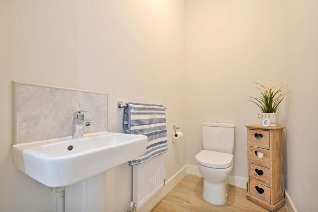 5 bed Detached for sale Image 9