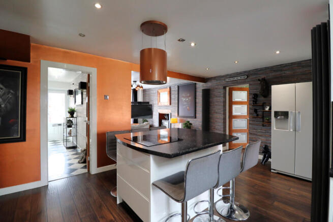 5 bed Detached for sale Image 4