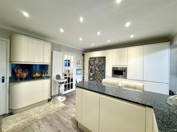 OPEN PLAN KITCHEN/BREAKFAST ROOM
