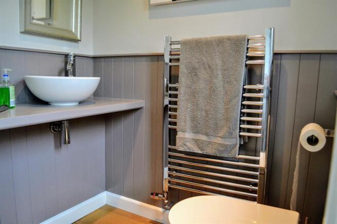 GUEST CLOAKROOM