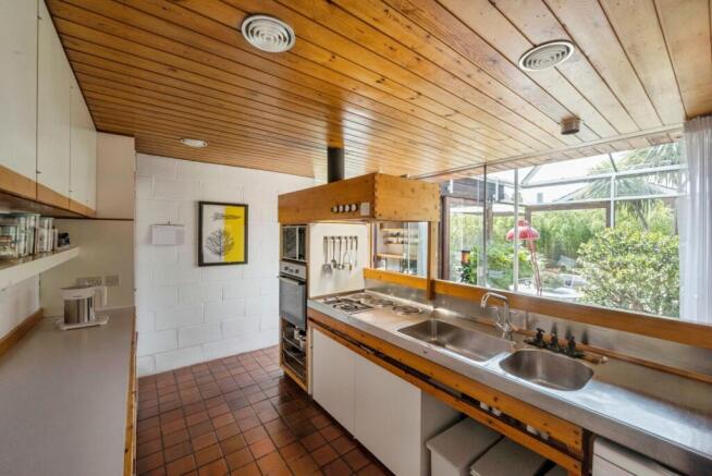 4 bed Bungalow for sale Image 6